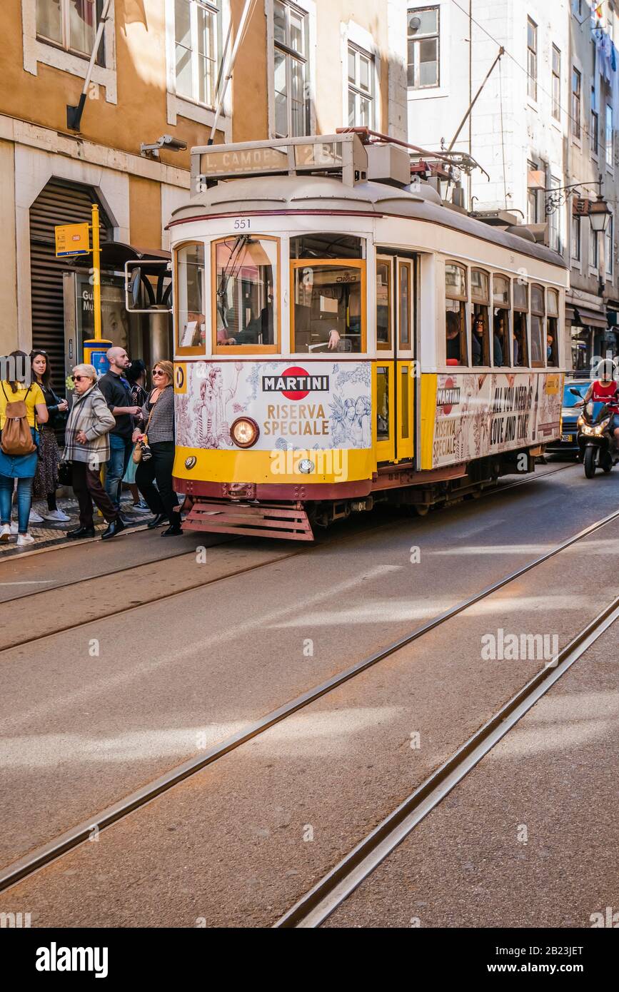 Touristen warten auf die gelbe Straßenbahn 28 in der Nähe der rua augusta in lissabon portugal Stockfoto