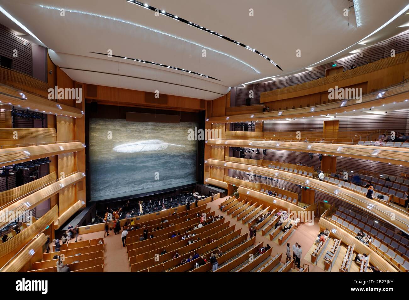 Menschen im Mariinsky II, der neuen Bühne des Mariinsky-Theaters vor der Aufführung. Stockfoto