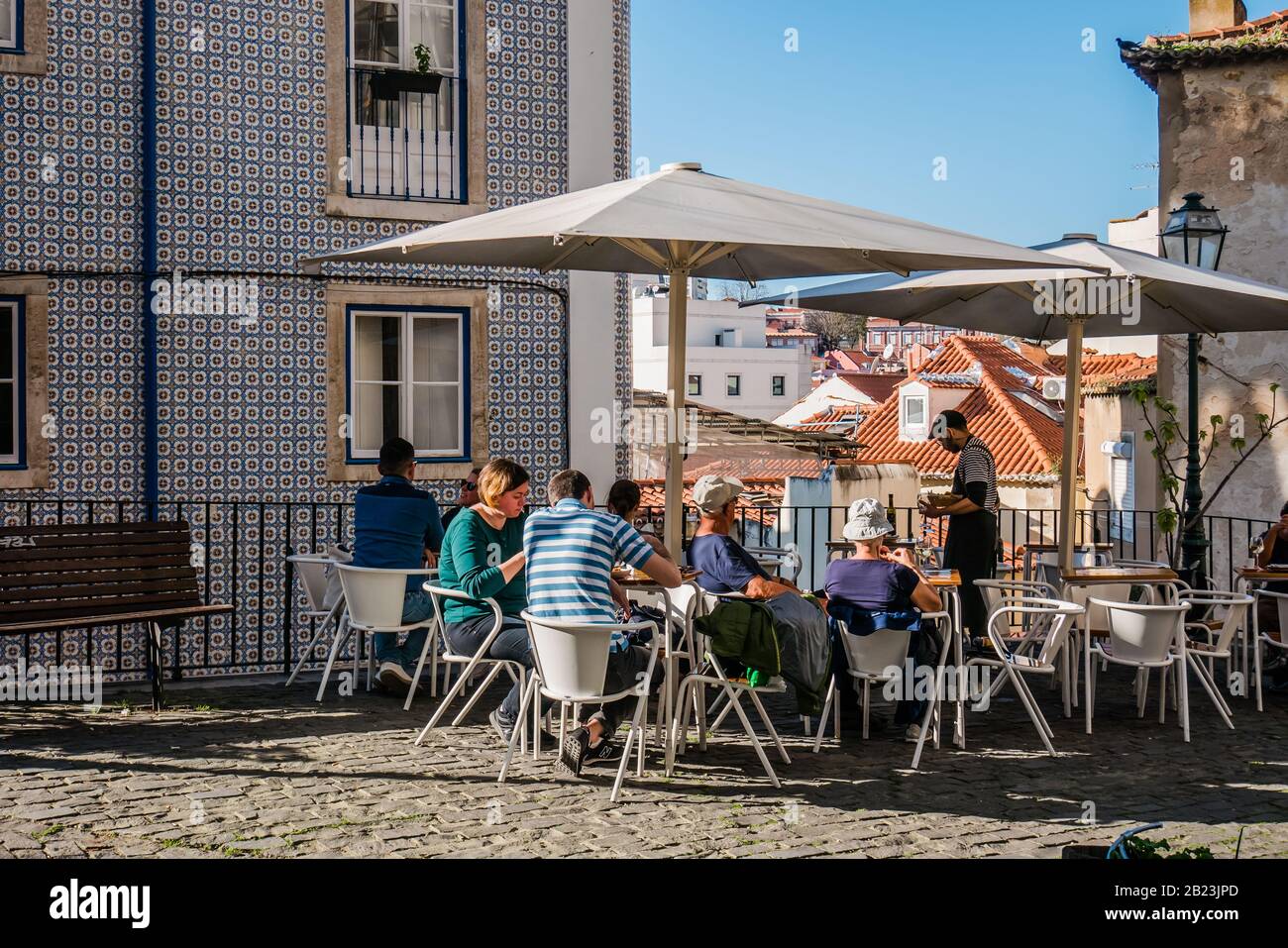 Menschen an einem Open-Air-Kiosk in alfama lissabon portugal Stockfoto