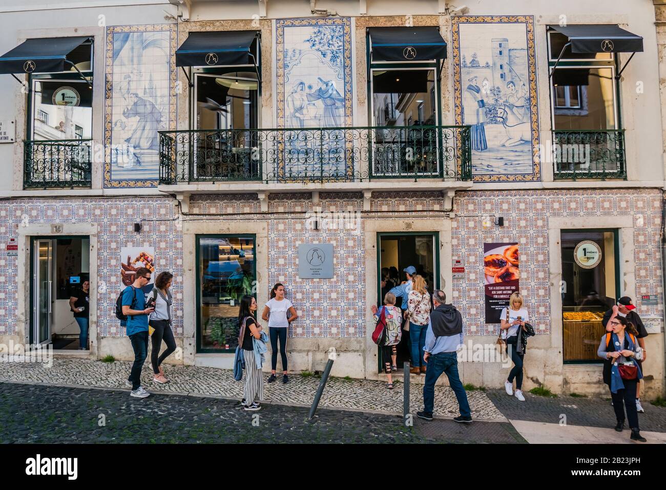 Touristen stehen vor der preisgekrönten Konditorei Pastelaria santo antonio im Viertel Alfama in Lissabon Portugal Stockfoto