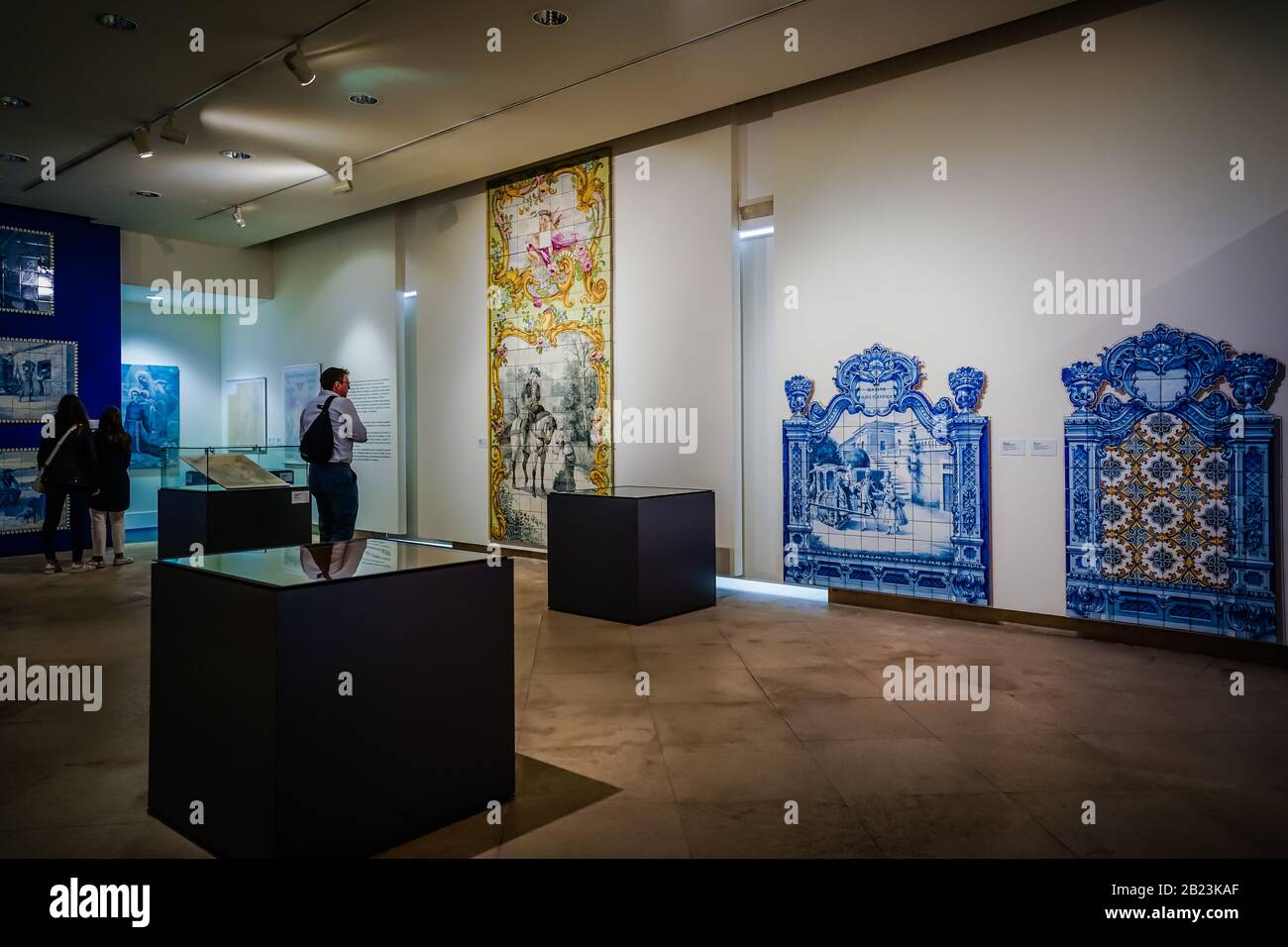 Eine Galerie mit gefliesten Arbeiten von Jorge Rey Colaco im Museum Nacional do Azulejo (Nationales Fliesenmuseum) ist ein berühmtes Kultur- und Kunstmuseum in Lissabon Portu Stockfoto