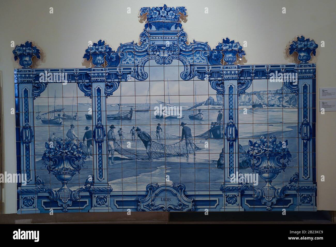 Eine Galerie mit gefliesten Arbeiten von Jorge Rey Colaco im Museum Nacional do Azulejo (Nationales Fliesenmuseum) ist ein berühmtes Kultur- und Kunstmuseum in Lissabon Portu Stockfoto