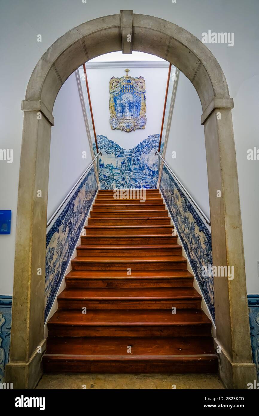 Das mit Azulejo dekorierte Treppenhaus im Museum Nacional do Azulejo (Nationales Fliesenmuseum) ist ein berühmtes Kultur- und Kunstmuseum in Lissabon Portugal Stockfoto