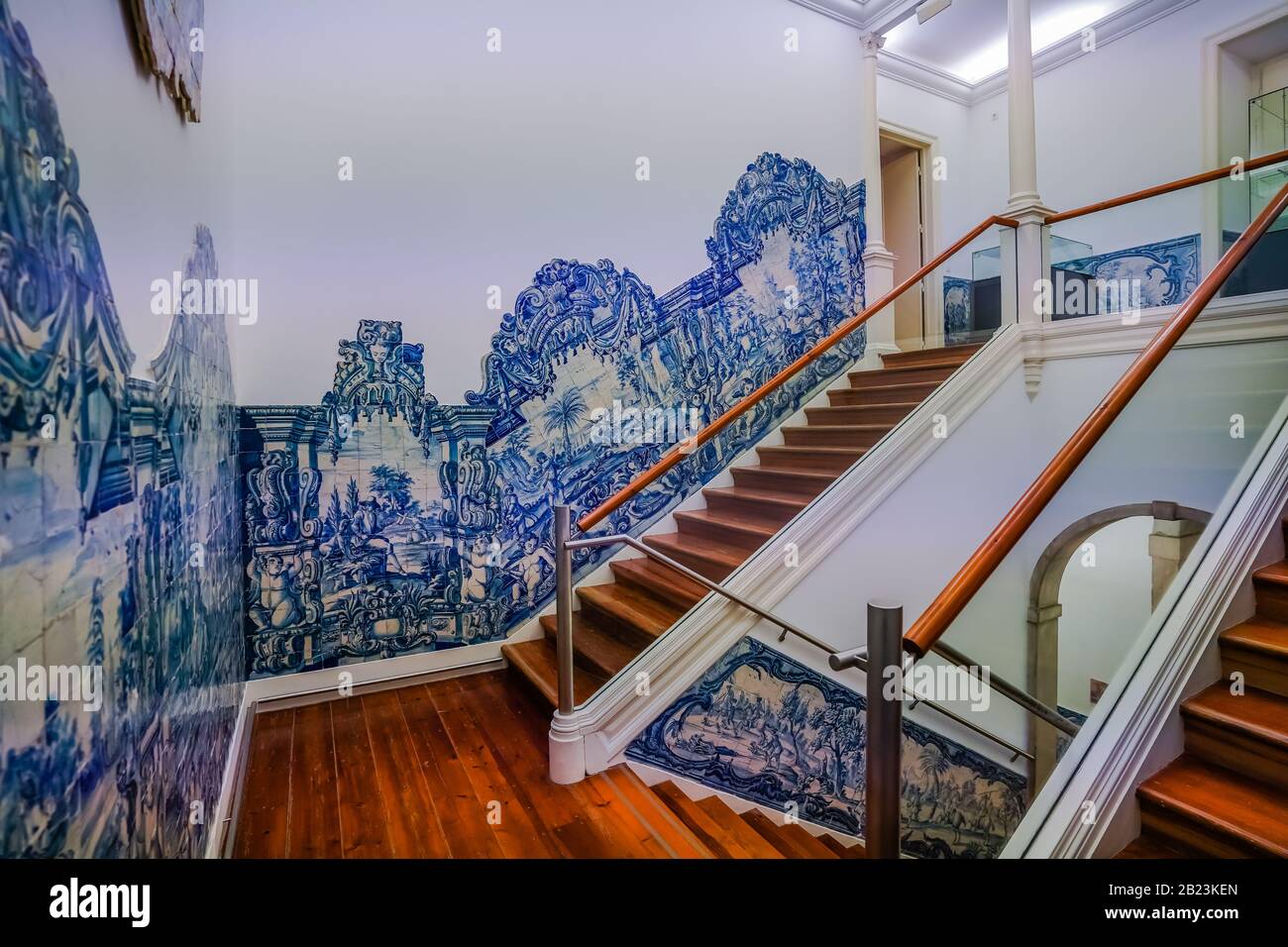 Das mit Azulejo dekorierte Treppenhaus im Museum Nacional do Azulejo (Nationales Fliesenmuseum) ist ein berühmtes Kultur- und Kunstmuseum in Lissabon Portugal Stockfoto
