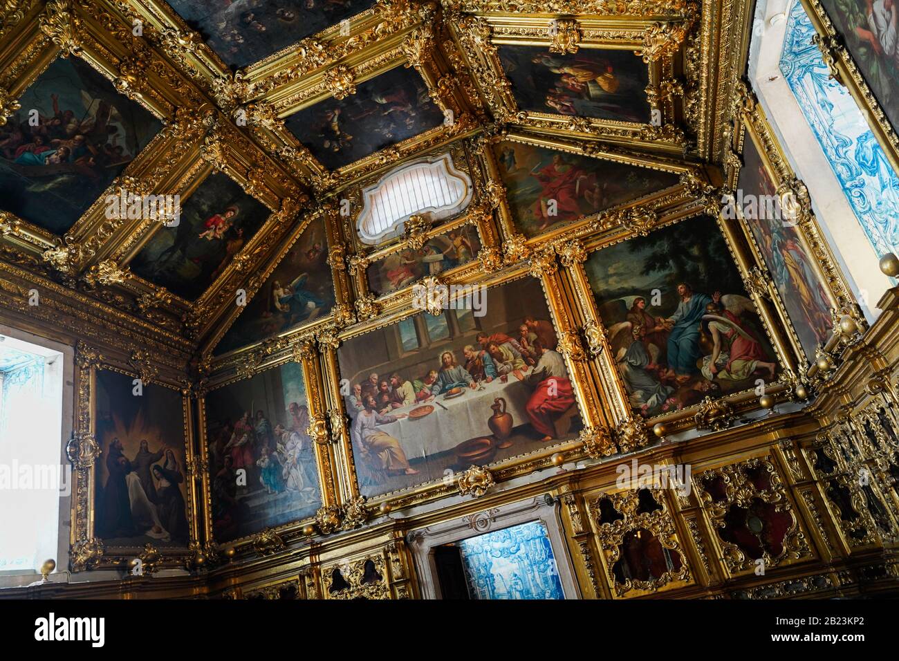 Ölgemälde an Wand und Decke im Chorraum im Museum Nacional do Azulejo, einem berühmten Kultur- und Kunstmuseum in L Stockfoto