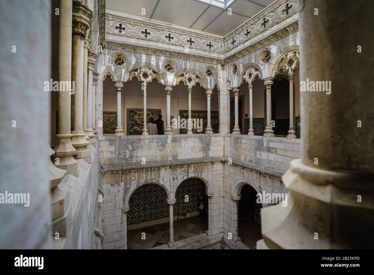 Kleiner Innenhof im Museum Nacional do Azulejo, einem berühmten Kultur- und Kunstmuseum in Lissabon Portugal Stockfoto