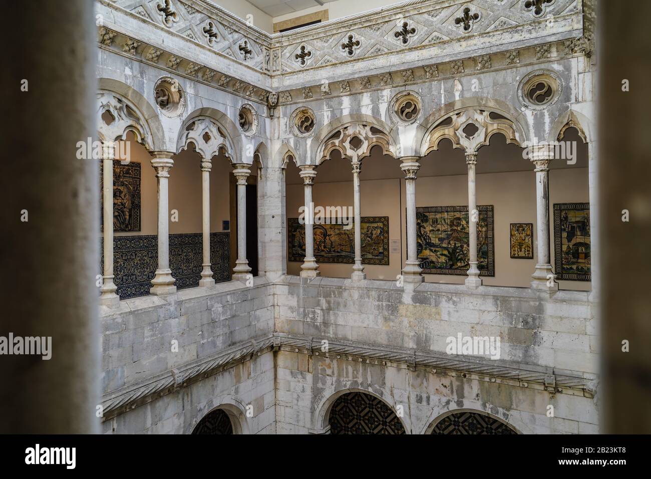 Kleiner Innenhof im Museum Nacional do Azulejo, einem berühmten Kultur- und Kunstmuseum in Lissabon Portugal Stockfoto