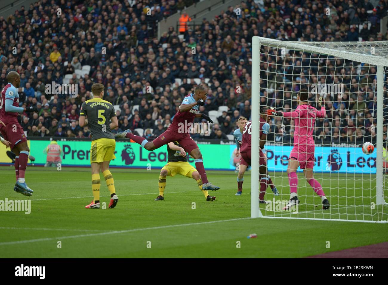 London, Großbritannien. Februar 2020. Issa Diop von West Ham Udd leitet während des West Ham vs Southampton, Premier League Matches im Londoner Stadion 29. Februar 2020 - NUR REDAKTIONELLE VERWENDUNG keine Verwendung mit nicht autorisierten Audio-, Video-, Daten-, Regellisten (außerhalb der EU), Club-/Liga-Logos oder "Live"-Diensten. Die Online-Nutzung im Spiel ist auf 45 Bilder beschränkt (15 in der Verlängerung). Keine Verwendung, um bewegte Bilder zu emulieren. Keine Verwendung bei Wetten, Spielen oder Einzelspielen/Liga/Spielerpublikationen/Dienstleistungen - Gutschrift: Martin DALTON/Alamy Live News Stockfoto