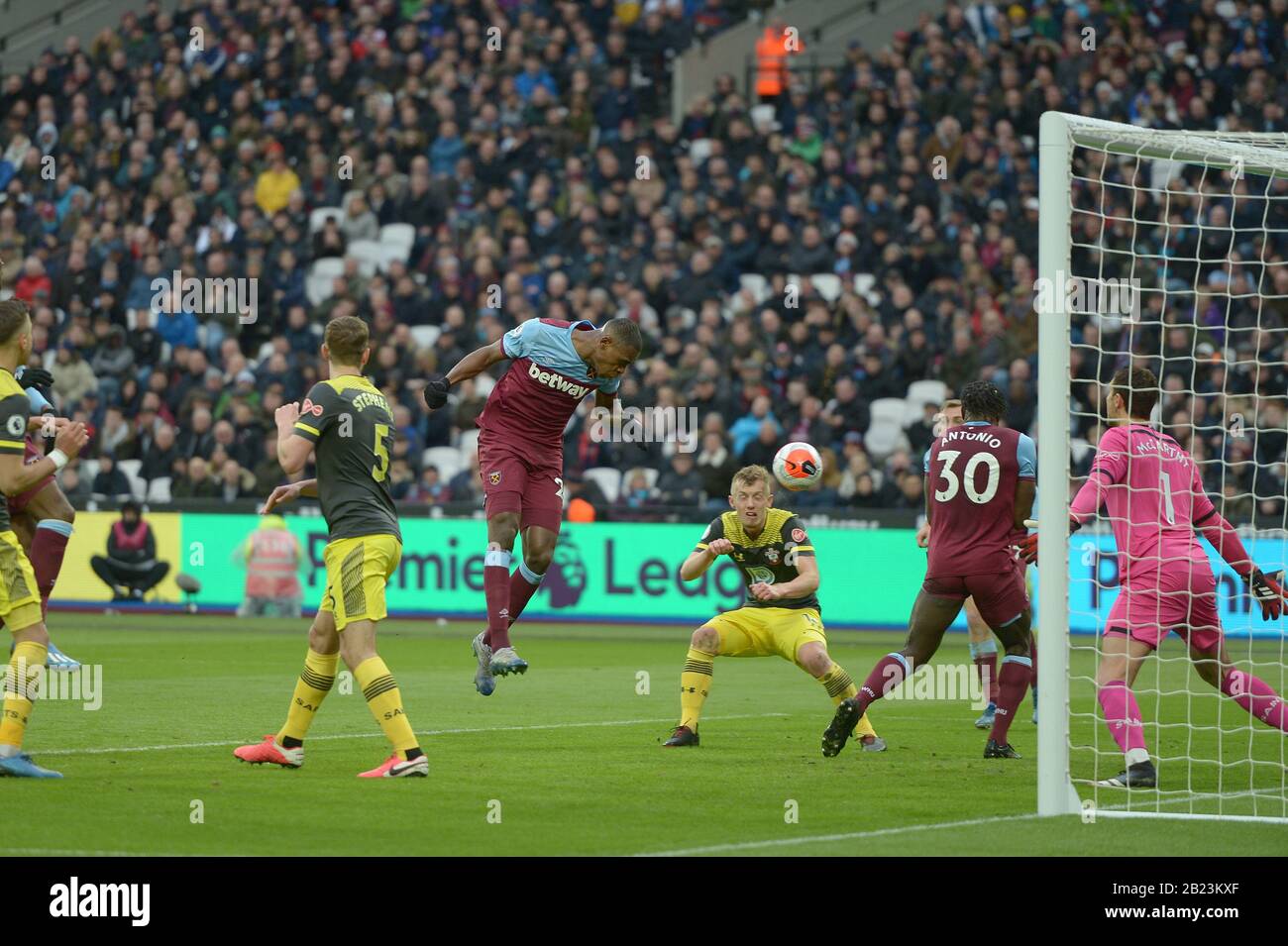 London, Großbritannien. Februar 2020. Issa Diop von West Ham Udd leitet während des West Ham vs Southampton, Premier League Matches im Londoner Stadion 29. Februar 2020 - NUR REDAKTIONELLE VERWENDUNG keine Verwendung mit nicht autorisierten Audio-, Video-, Daten-, Regellisten (außerhalb der EU), Club-/Liga-Logos oder "Live"-Diensten. Die Online-Nutzung im Spiel ist auf 45 Bilder beschränkt (15 in der Verlängerung). Keine Verwendung, um bewegte Bilder zu emulieren. Keine Verwendung bei Wetten, Spielen oder Einzelspielen/Liga/Spielerpublikationen/Dienstleistungen - Gutschrift: Martin DALTON/Alamy Live News Stockfoto