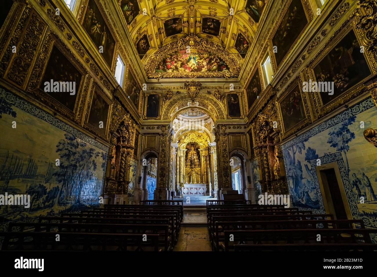 Kapelle mit detaillierter Golddekoration im Museum Nacional do Azulejo, einem berühmten Kultur- und Kunstmuseum in Lissabon Portugal Stockfoto