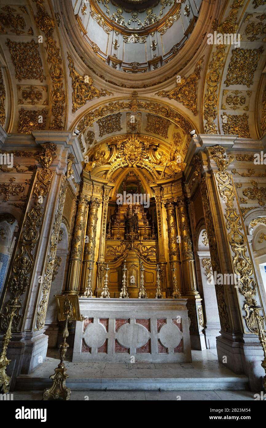 Kapelle mit detaillierter Golddekoration im Museum Nacional do Azulejo, einem berühmten Kultur- und Kunstmuseum in Lissabon Portugal Stockfoto