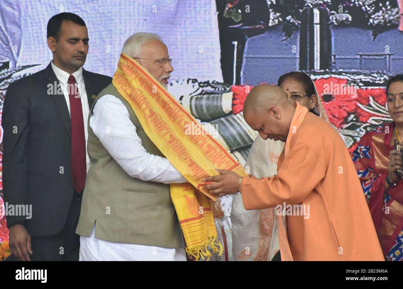 Prayagraj, Indien. Februar 2020. Uttar Pradesh Chief Minister Aditya Nath Yogi bieten Premierminister Narednra Modi während eines Programms Tricycle und andere Ausrüstung an den Begünstigten auf dem Paradeplatz in Prayagraj (Foto von Prabhat Kumar Verma/Pacific Press/Sipa USA) Kredit: SIPA USA/Alamy Live News Stockfoto