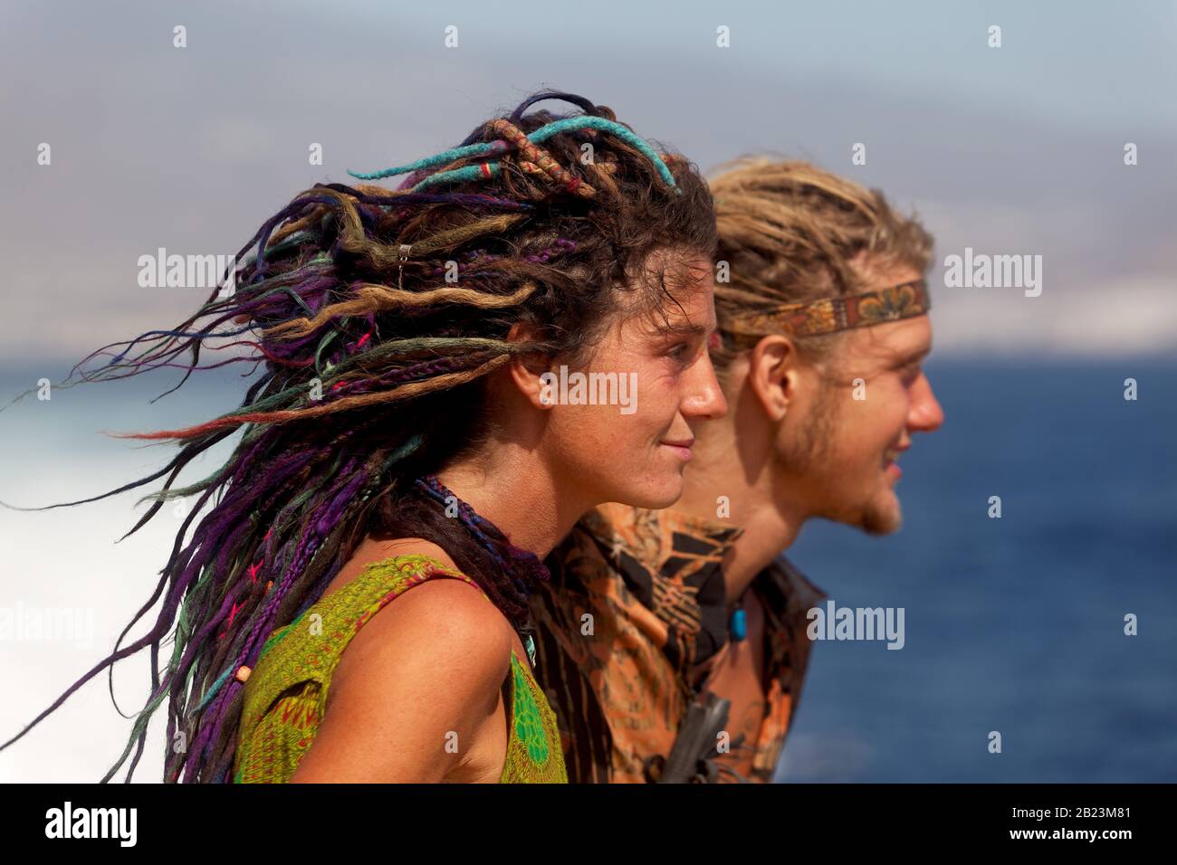 Junges Hippie-Paar auf dem Weg nach La Gomera, Kanarische Inseln, Spanien Stockfoto