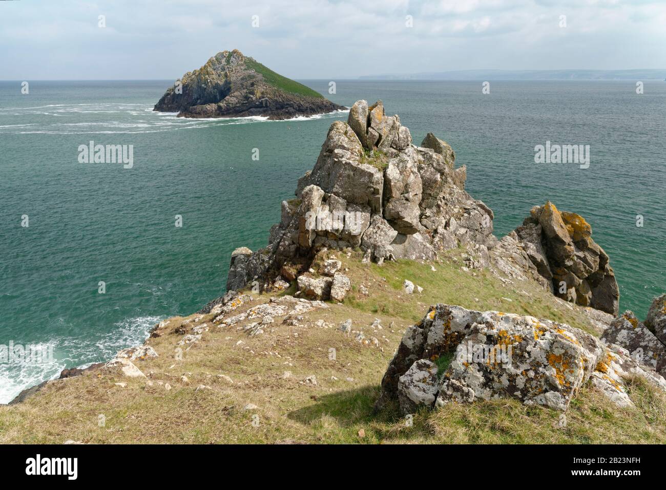 Blick auf Mouls, eine kleine Inselislet vor der Küste, von Rumps Point, Pentire Head, in der Nähe von Polzeath, Cornwall, Großbritannien, April 2019. Stockfoto