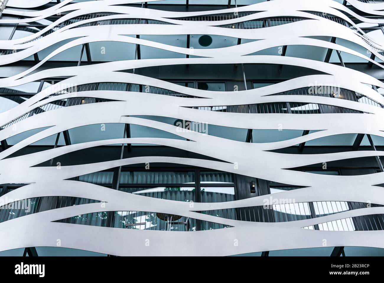 Barcelona, SPANIEN - 03. JUNI 2019: Architektonisches Detail der Modernen Gebäudefassade am Passeig de Gracia Stockfoto