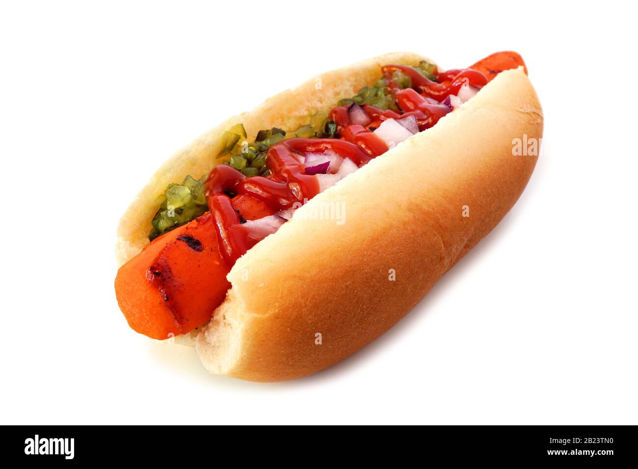 Karotten veganer heißer Hund mit Zischen, Ketchup und Zwiebeln isoliert auf weißem Hintergrund. Gesundes, pflanzengestütztes, fleischloses Essenskonzept. Stockfoto