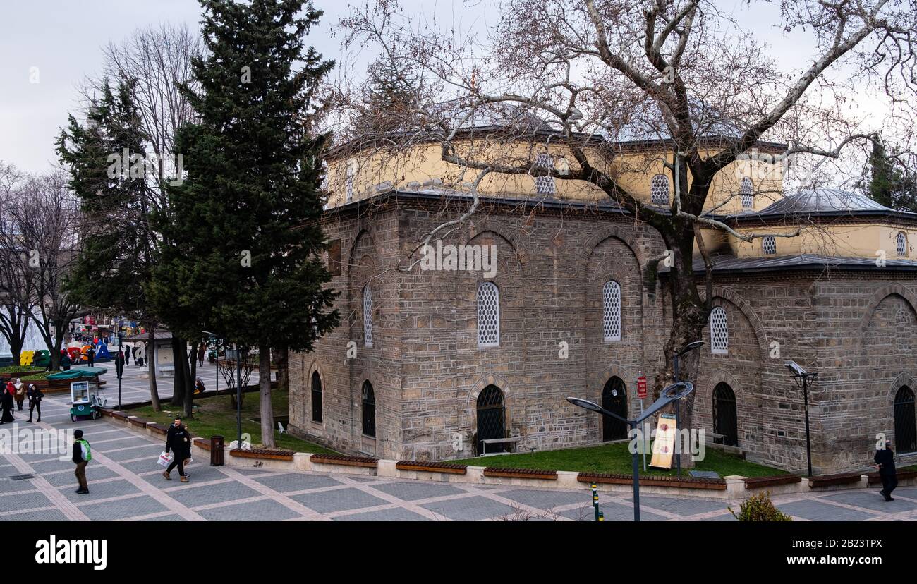 Bursa/ Türkei - 02/16/2020: Historische Moschee von Gazi Orhan, 1339. Jahrhundert ottomanische Architektur, die Moschee wurde im Jahre 1945 erbaut. Außenansicht von der Moschee. Bu Stockfoto