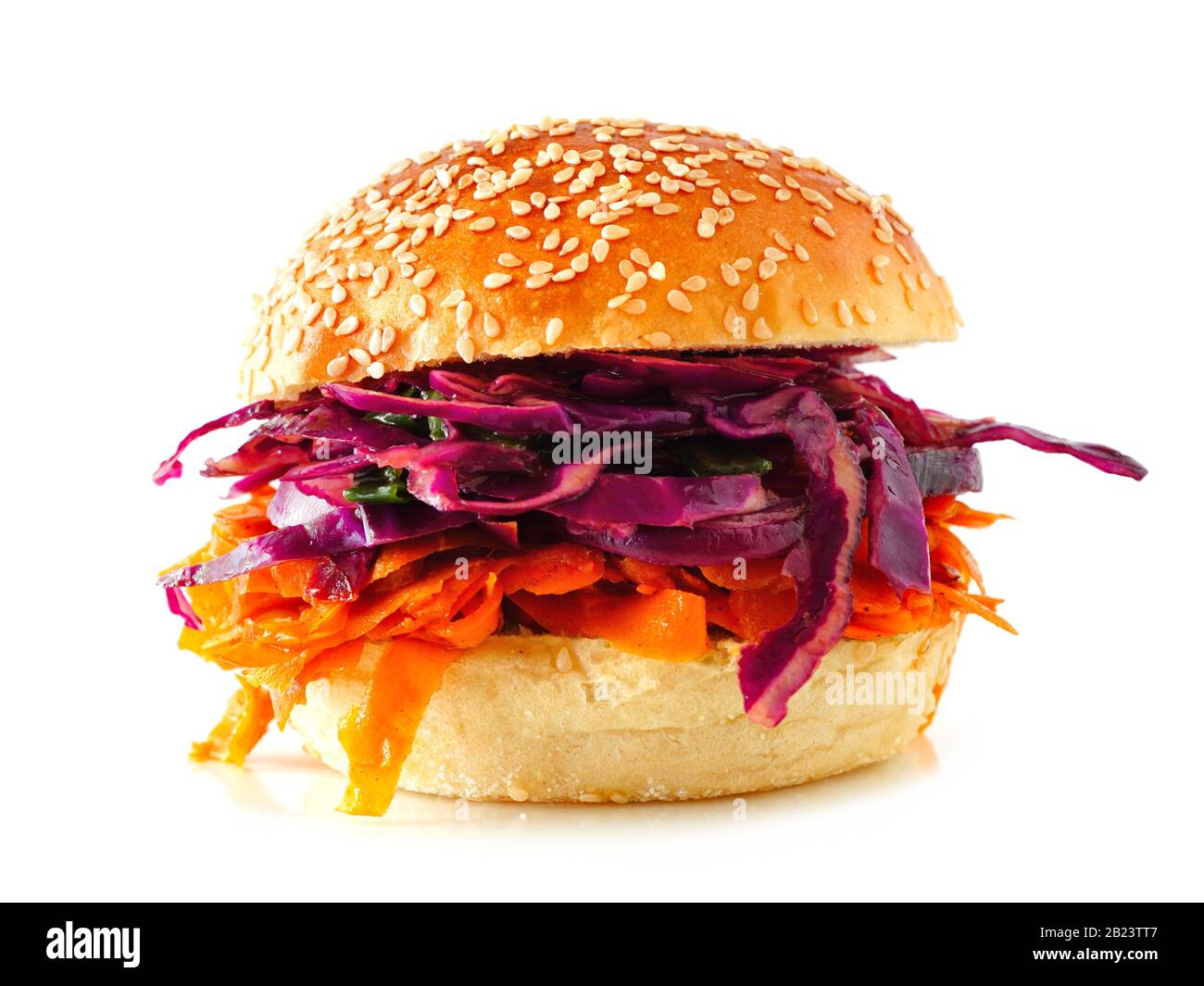 Pfropfiger, fleischloser Burger mit Rotkohl, isoliert auf weißem Grund. Gesundes Essen, pflanzliches Fleischersatzkonzept. Stockfoto