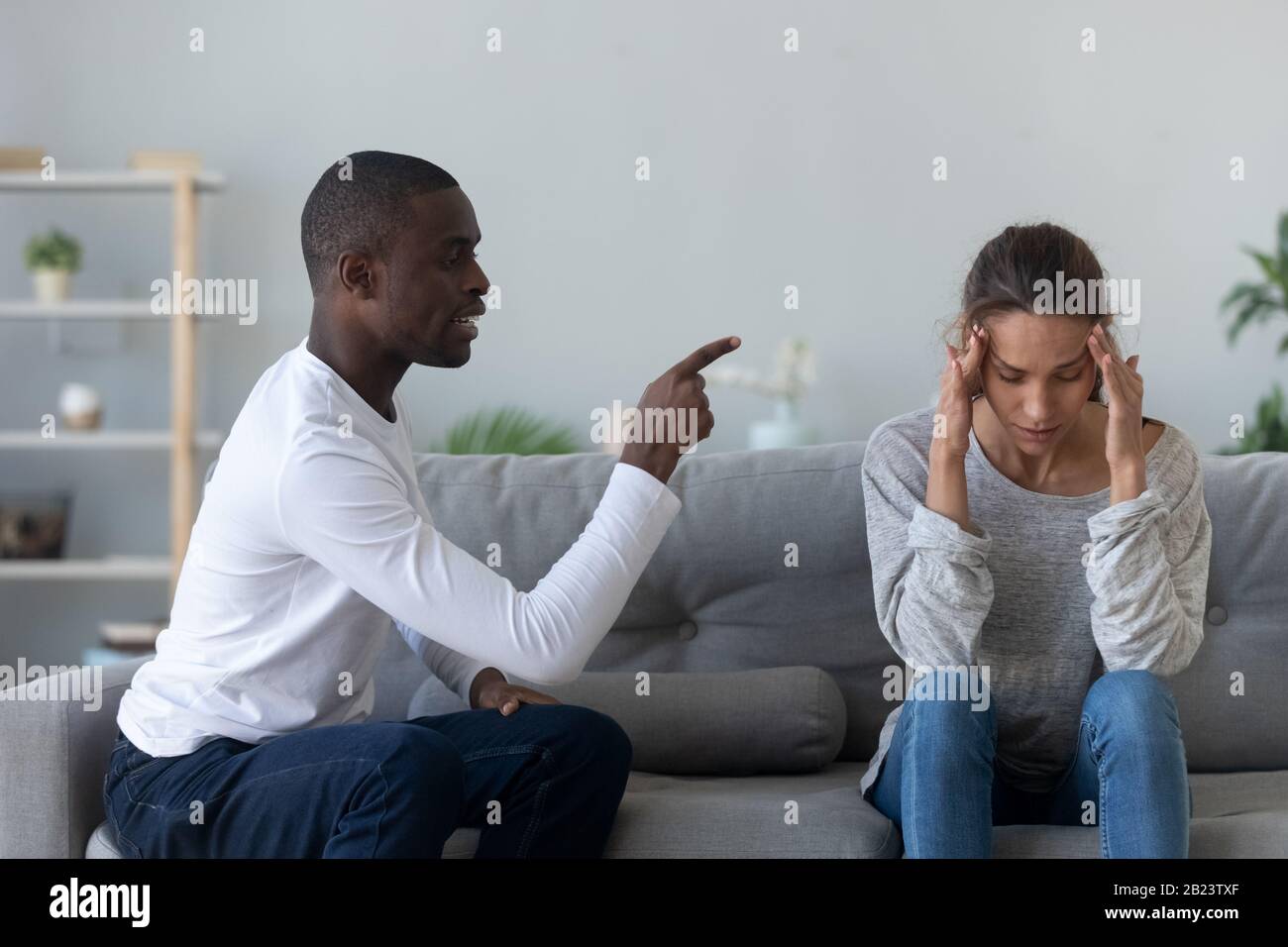 Wütender afroamerikanischer Mann, der Frau die Schuld gibt, Familienkonflikt Stockfoto