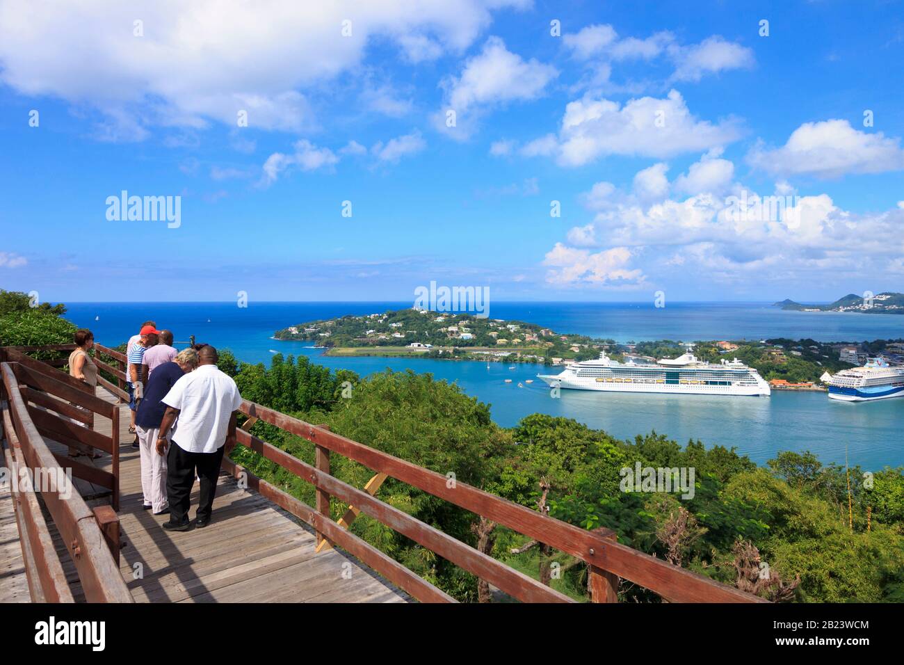 Castries, St. Lucia - 23. November 2019. Taxifahrer/Reiseveranstalter mit Hemd auf Hose begleitet Touristen von einem Kreuzfahrtschiff im Hafen Stockfoto