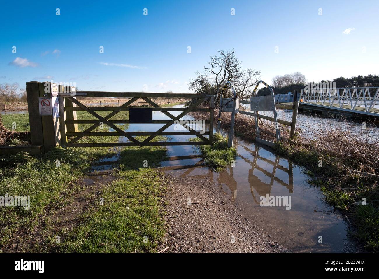 Riverside Fußweg unter Wasser nach Hochwasser Stockfoto