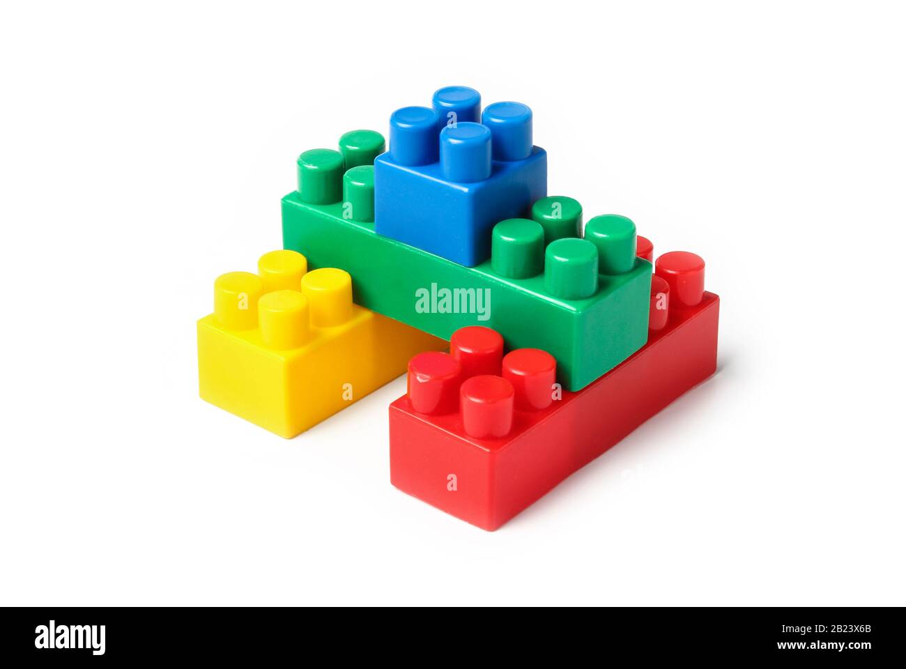 Pyramide der farbenfrohen Würfel für Kinder, isoliert auf Weiß Stockfoto