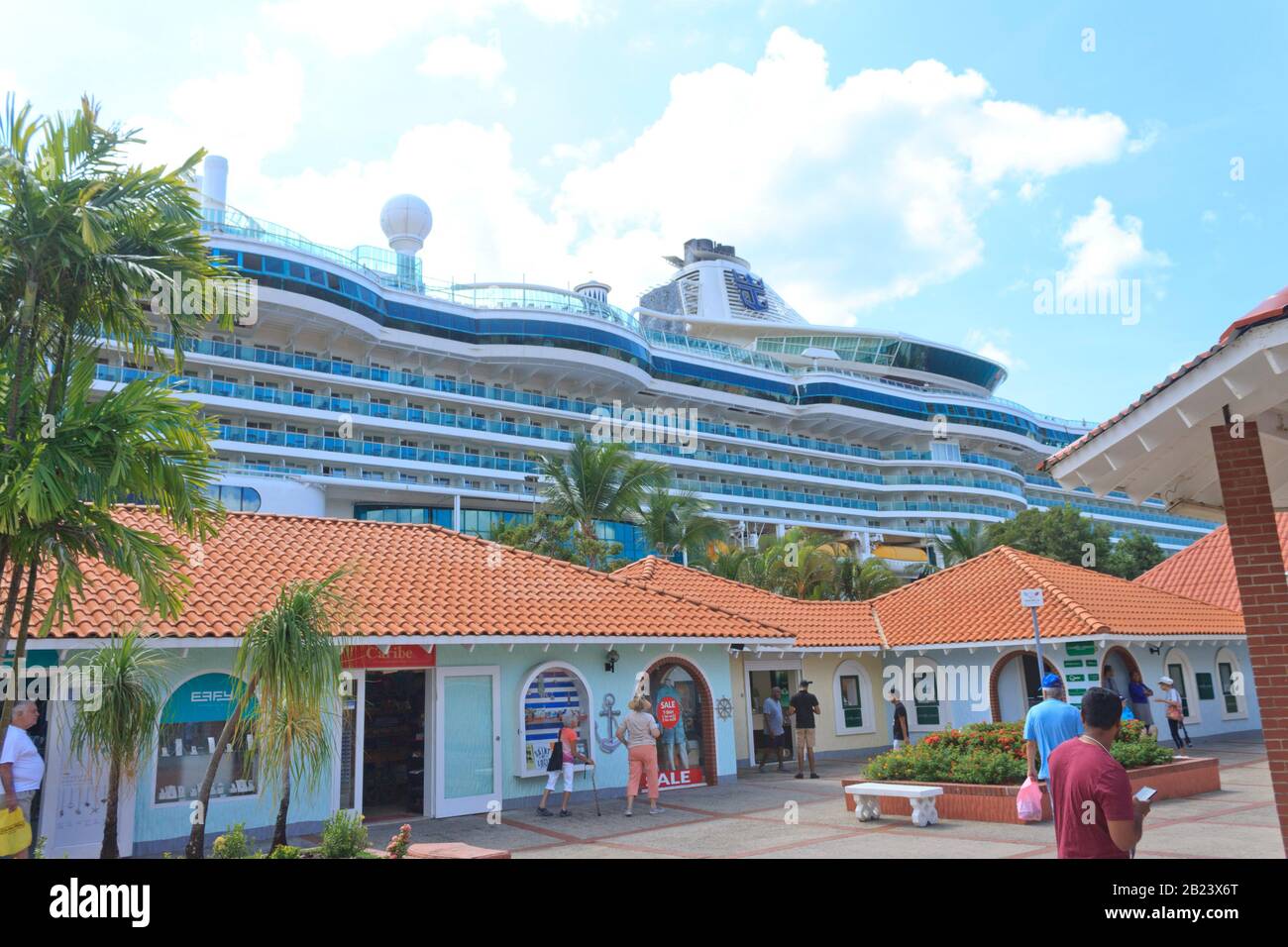 Castries, Saint Lucia - 23. November 2019. Touristen, die vor Geschäften in Pointe Seraphine umziehen. Stockfoto