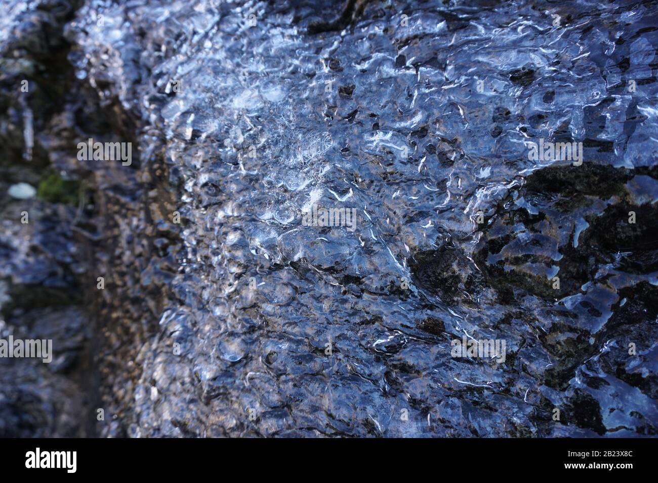 Eis auf den Bergfelsen Stockfoto