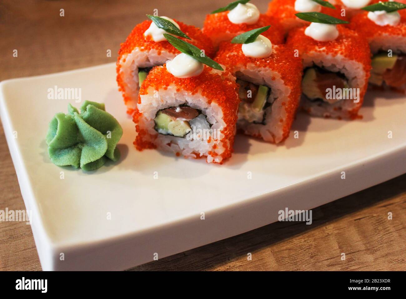 Kalifornien Maki Sushi mit Masago. Masago draußen Stockfoto