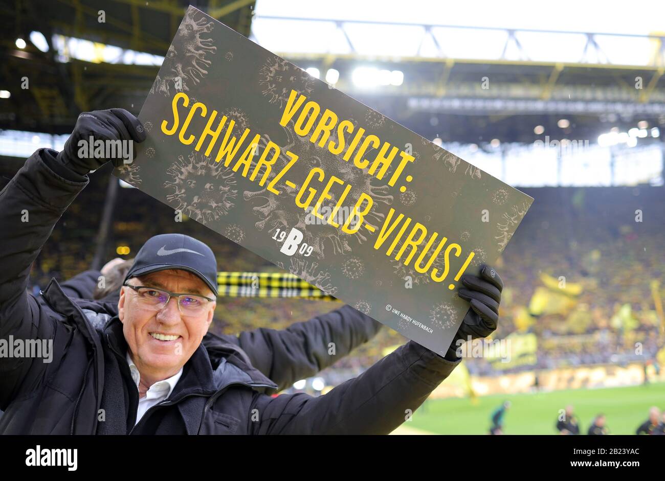 Dortmund, Deutschland. Februar 2020. Firo: 29.02.2020, Fußball, 1.Bundesliga, Saison 2019/2020, BVB, Borussia Dortmund - SC Freiburg 1: 0-Plakat von Uwe Hardy HUFENBACH mit Aufschrift Vorsicht: Virusnutzung weltweit Credit: Dpa/Alamy Live News Credit: Dpa Picture Alliance/Alamy Live News Stockfoto