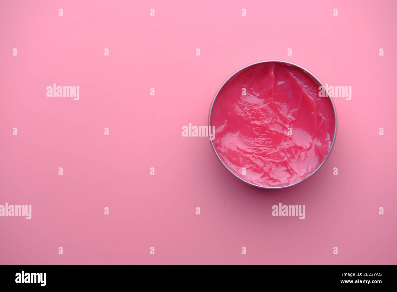 Nahaufnahme von Vaseline auf pinkfarbenem Hintergrund Stockfoto