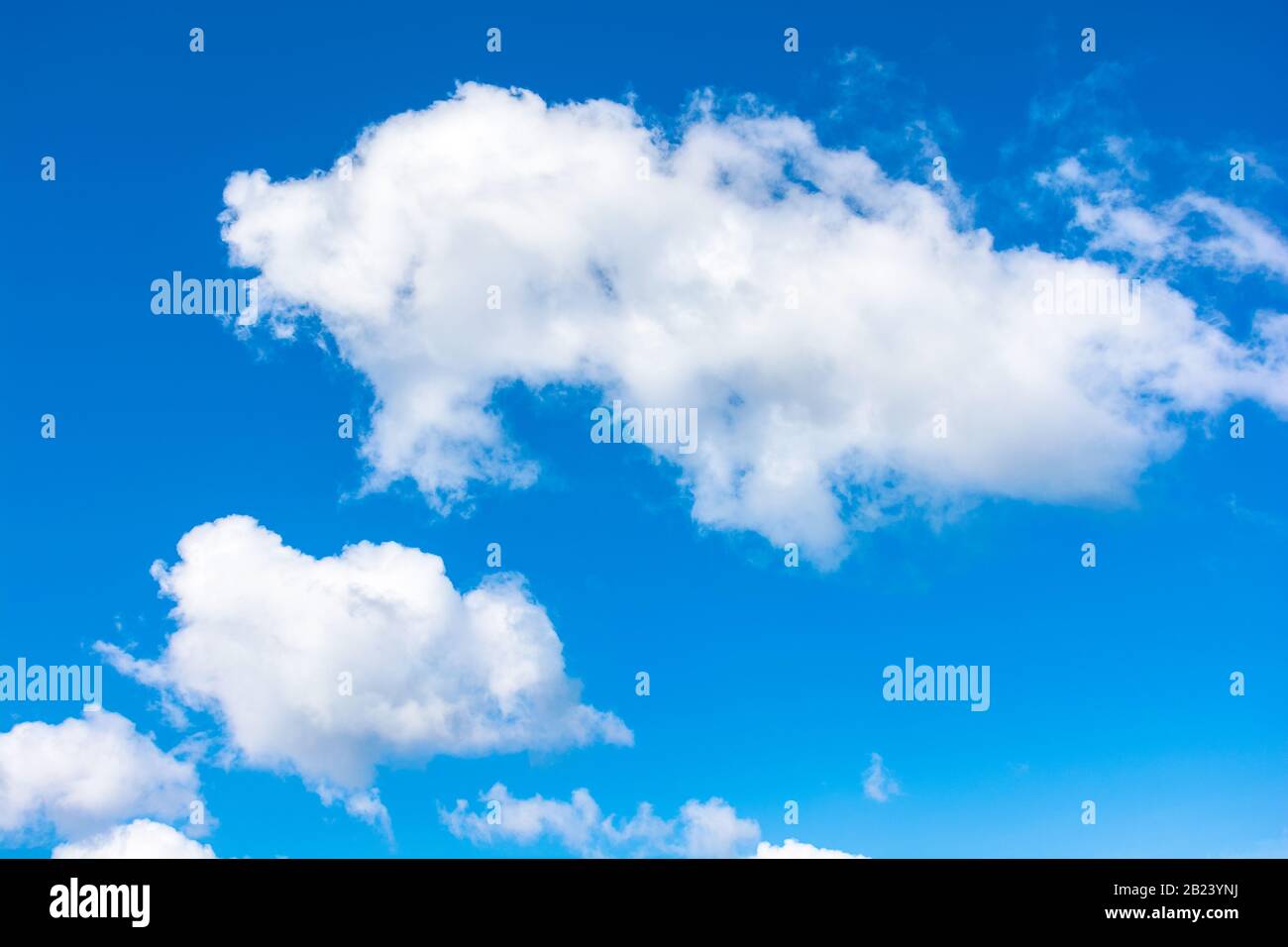 Wunderschöne Wolkenlandschaft im Frühling. Wetterhintergrund mit dynamischer Wolkenanordnung am blauen Himmel. Sonniger und windig Tag, gutes Wettervorhersage-Konzept Stockfoto