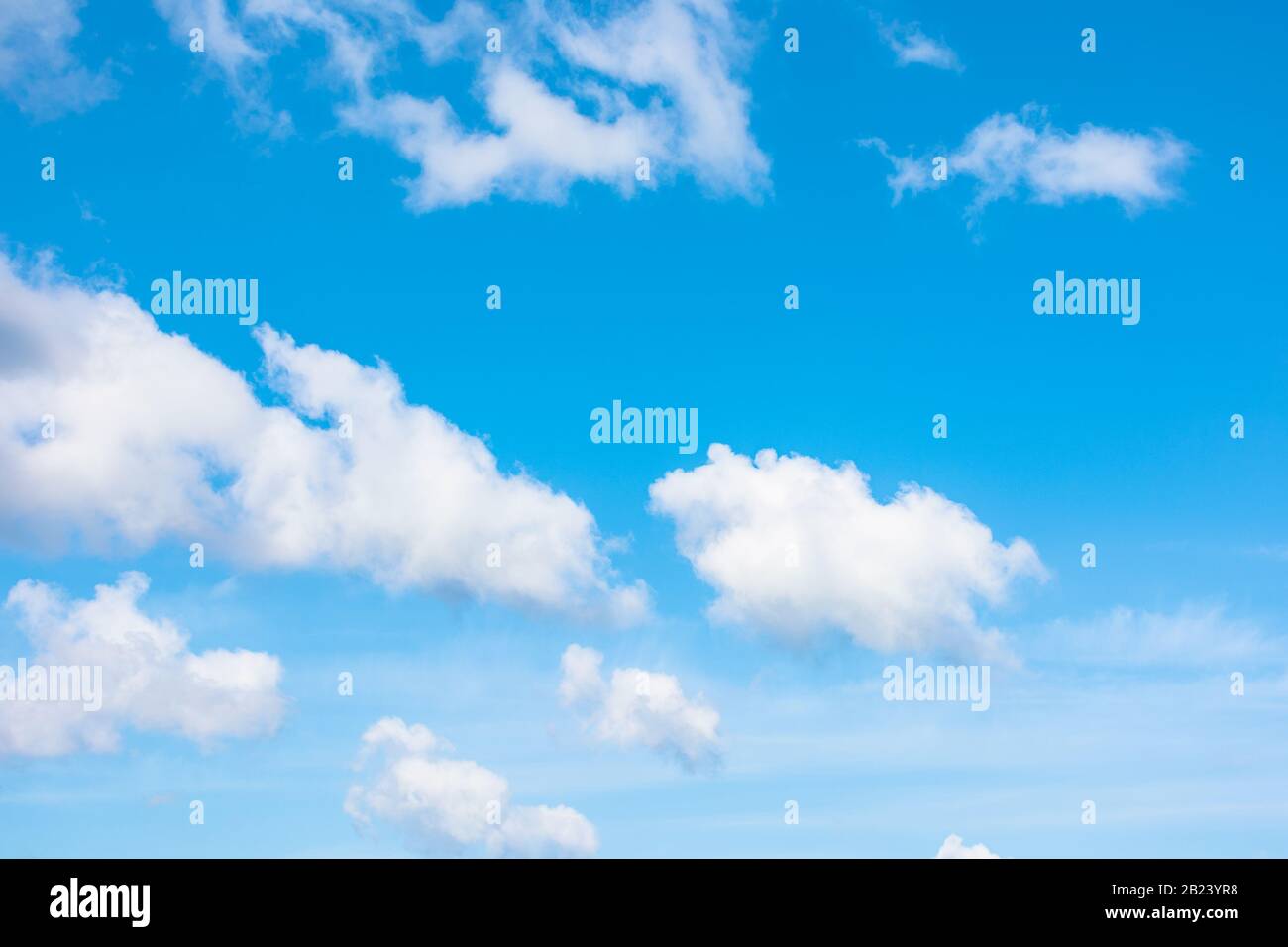 Wunderschöne Wolkenlandschaft im Frühling. Wetterhintergrund mit dynamischer Wolkenanordnung am blauen Himmel. Sonniger und windig Tag, gutes Wettervorhersage-Konzept Stockfoto