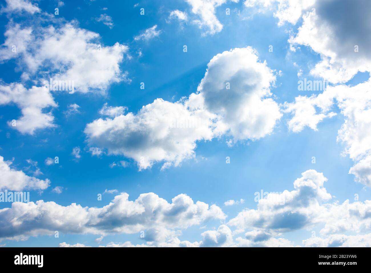 Wunderschöne Wolkenlandschaft im Frühling. Wetterhintergrund mit dynamischer Wolkenanordnung am blauen Himmel. Sonniger und windig Tag, gutes Wettervorhersage-Konzept Stockfoto