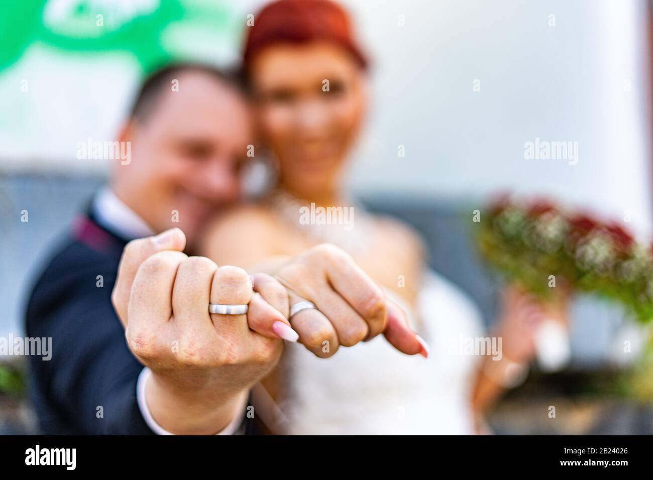 Hochzeitspaar mit Ringen Stockfoto