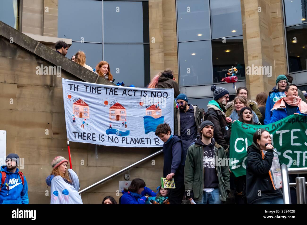 Glasgow, Schottland, Großbritannien. Februar 2020. Ein Protest der Blue Wave von der Umweltkampagne Extinction Rebellion (XR) sahen Aktivisten in blau-grüner Farbe, um den steigenden Meeresspiegel und die Überschwemmungen zu repräsentieren, die durch die steigenden globalen Temperaturen und den Klimawandel verursacht wurden. Kredit: Skully/Alamy Live News Stockfoto