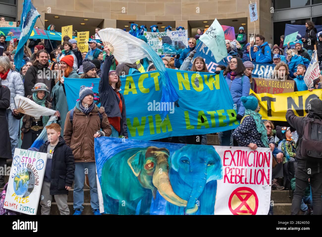 Glasgow, Schottland, Großbritannien. Februar 2020. Ein Protest der Blue Wave von der Umweltkampagne Extinction Rebellion (XR) sahen Aktivisten in blau-grüner Farbe, um den steigenden Meeresspiegel und die Überschwemmungen zu repräsentieren, die durch die steigenden globalen Temperaturen und den Klimawandel verursacht wurden. Kredit: Skully/Alamy Live News Stockfoto