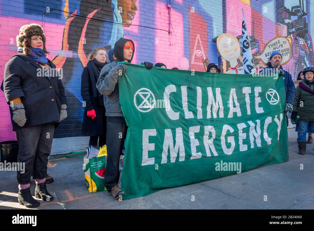 USA. Februar 2020. Gemeindemitglieder aus ganz North Brooklyn schlossen sich der Klimagisten-Gruppe Extinction Rebellion NYC bei einer Kundgebung an der Manhattan Avenue und Moore Street nahe der Baustelle des umstrittenen Projekts Metropolitan Reliability Infrastructure (MRI) von National Grid an, das den Bau für den Tag am 29. Februar 2020 wieder abschaltet. Die Gemeinde fordert einen sofortigen, ständigen Baustopp und Bürgermeister De Blasio sowie Gouverneur Cuomo auf, sich gegen das Projekt zu wehren. (Foto von Erik McGregor/Sipa USA) Credit: SIPA USA/Alamy Live News Stockfoto