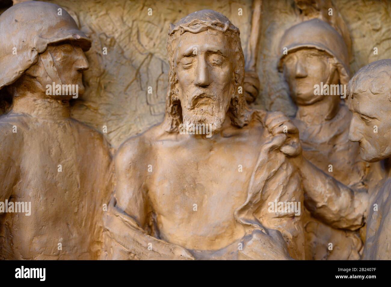 Jesus wird seiner Kleidung beraubt. Kreuzwegstation. Stephanskirche in Pápa, Ungarn. Stockfoto