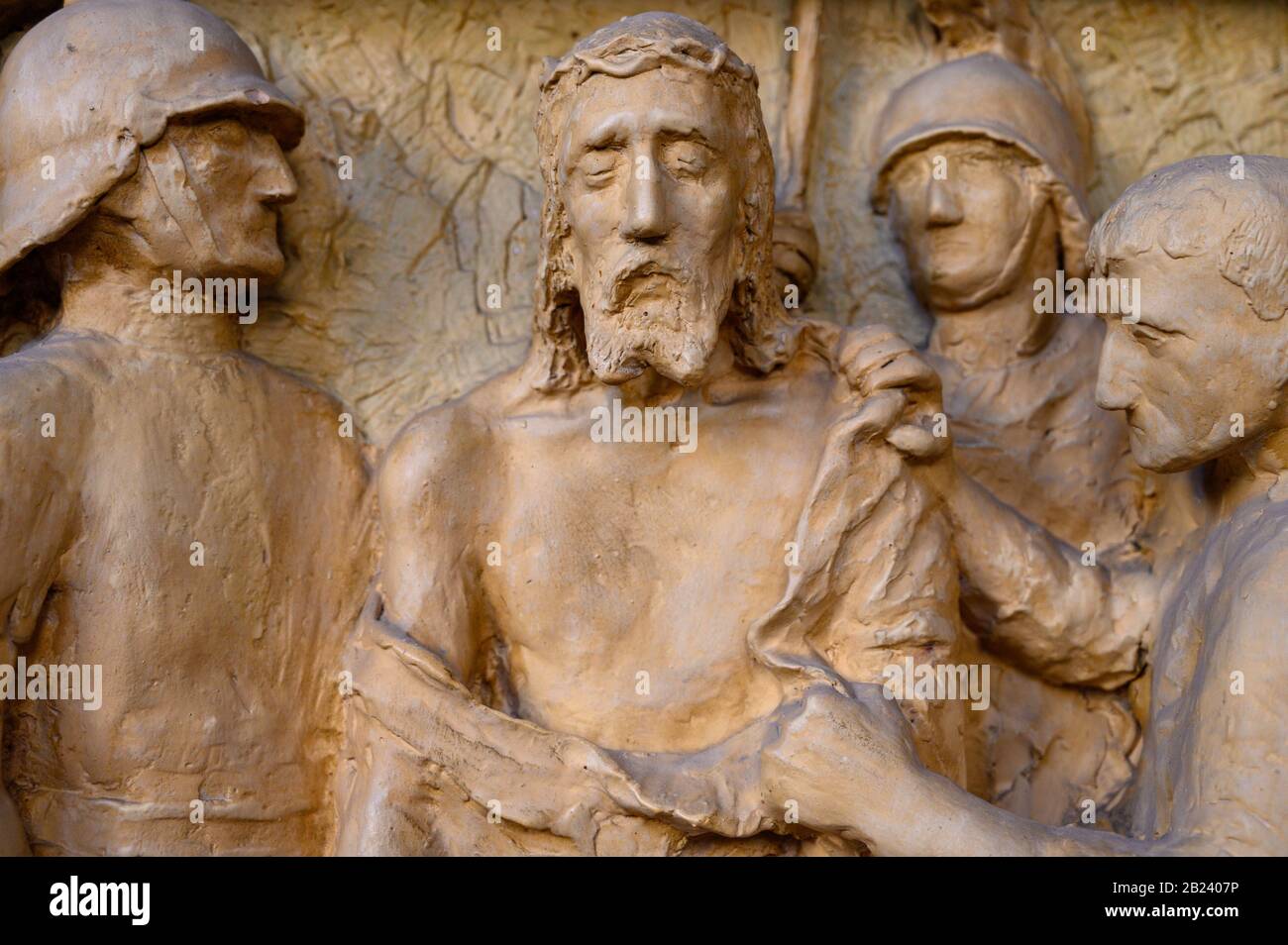 Jesus wird seiner Kleidung beraubt. Kreuzwegstation. Stephanskirche in Pápa, Ungarn. Stockfoto