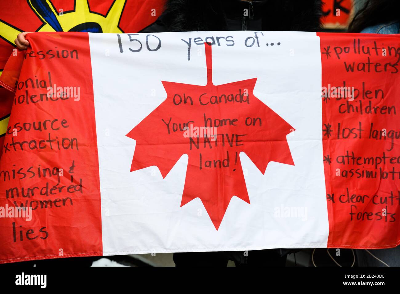 Eine defaced Canada Flagge wird von einem Anti-Pipeline-Demonstranten in Solidarität mit dem Wet'suwet'en außerhalb des Büros der liberalen Abgeordneten Carolyn Bennett angezeigt. Stockfoto