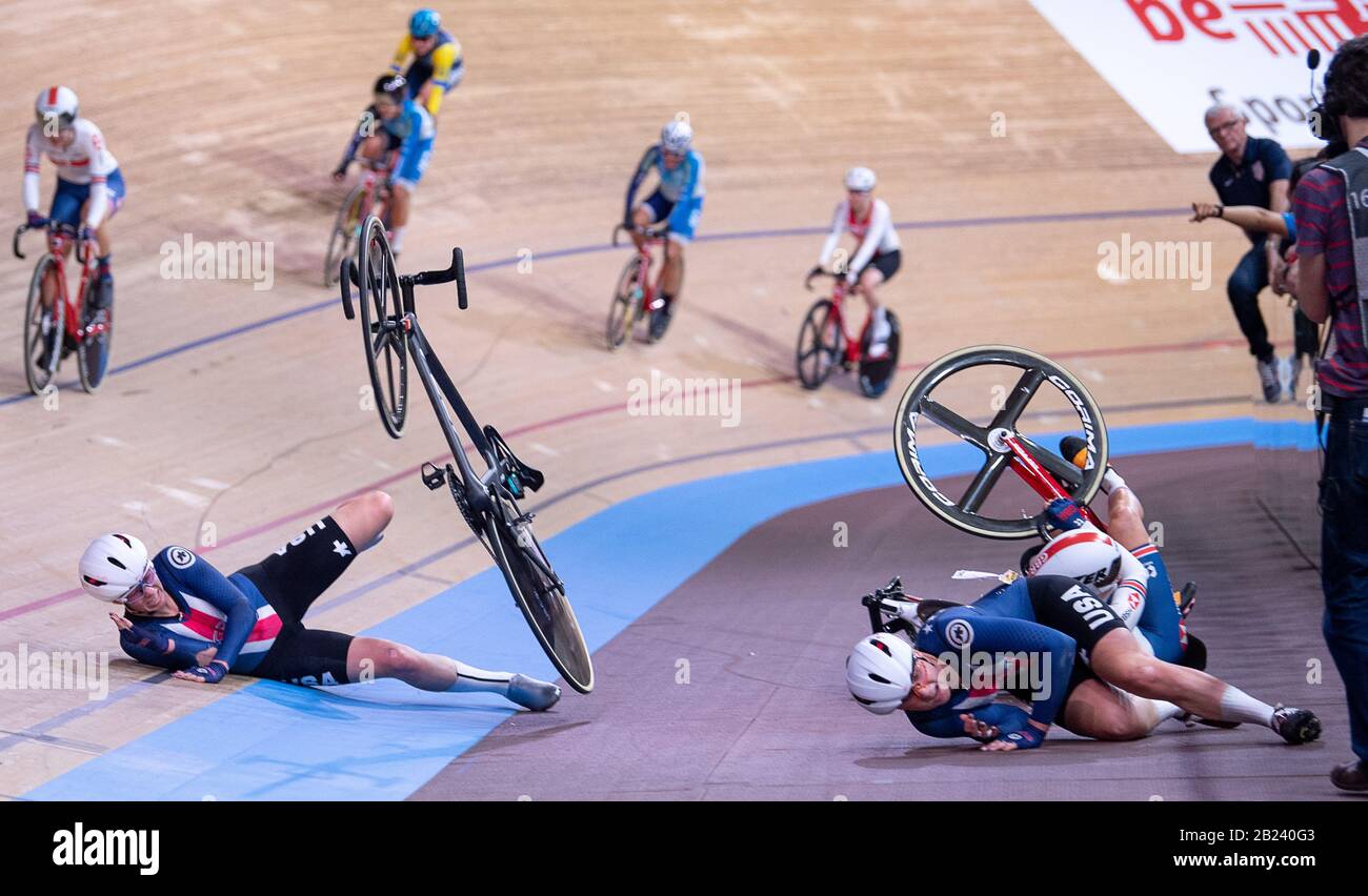 Berlin, Deutschland. Februar 2020. Radsport/Leichtathletik, Weltmeisterschaft: Madison, Frauen: Das Team aus den USA, Jennifer Valente und Megan Jastrab und Laura Kenny aus Großbritannien fallen. Credit: Sebastian Gollnow / dpa / Alamy Live News Stockfoto