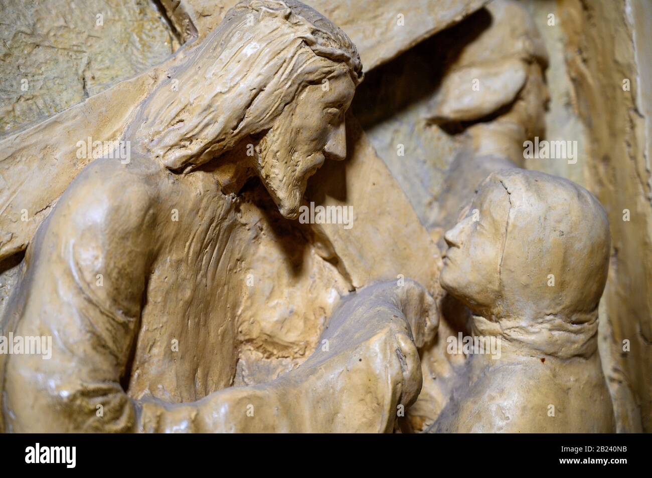 Eronica wischt das Gesicht Jesu. Kreuzwegstation. Stephanskirche in Pápa, Ungarn. Stockfoto