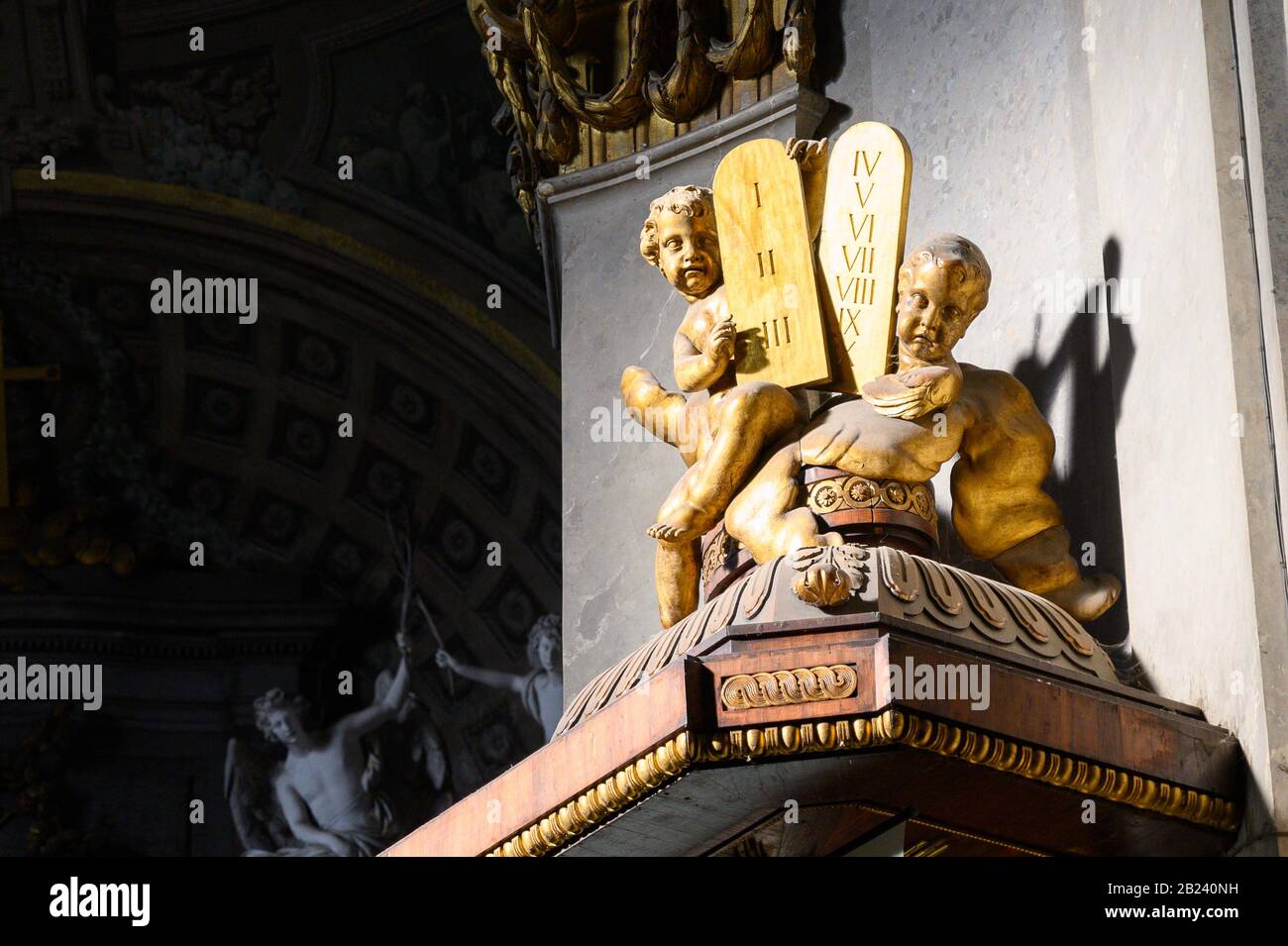 Engel mit den Gesetzestafeln (Zehn Gebote). Stephanskirche in Pápa, Ungarn. Stockfoto