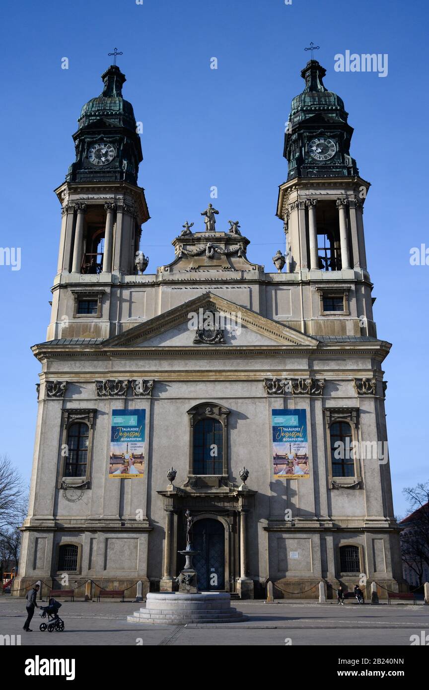 Pápa, Ungarn. 2020/2/13. Stephanuskirche im Zentrum der ungarischen Stadt Pápa. Stockfoto