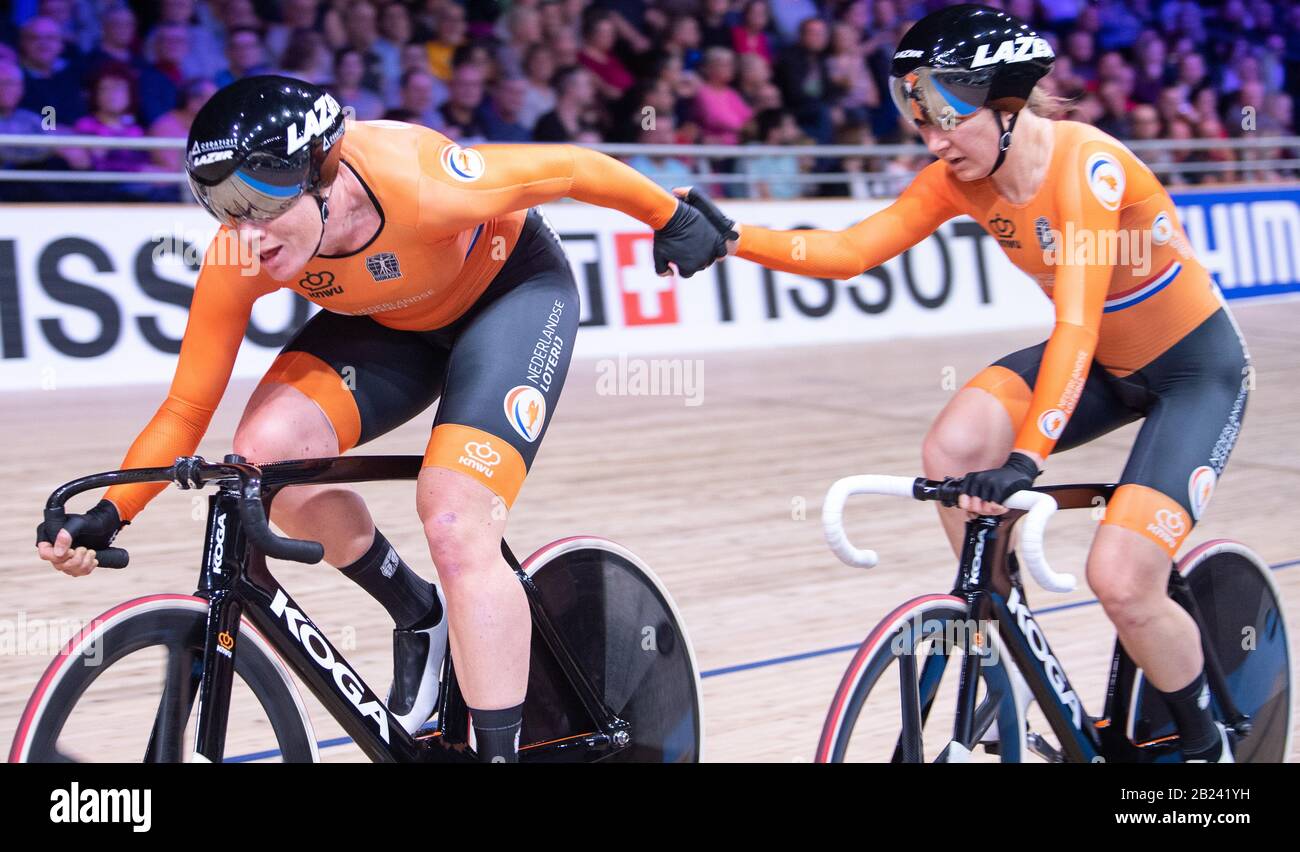 Berlin, Deutschland. Februar 2020. Radsport/Leichtathletik, Weltmeisterschaft: Madison, Frauen: Kirsten Wild aus den Niederlanden (l) und ihre Teamkollegin Amy Pieters machen einen Schleudergriff. Credit: Sebastian Gollnow / dpa / Alamy Live News Stockfoto