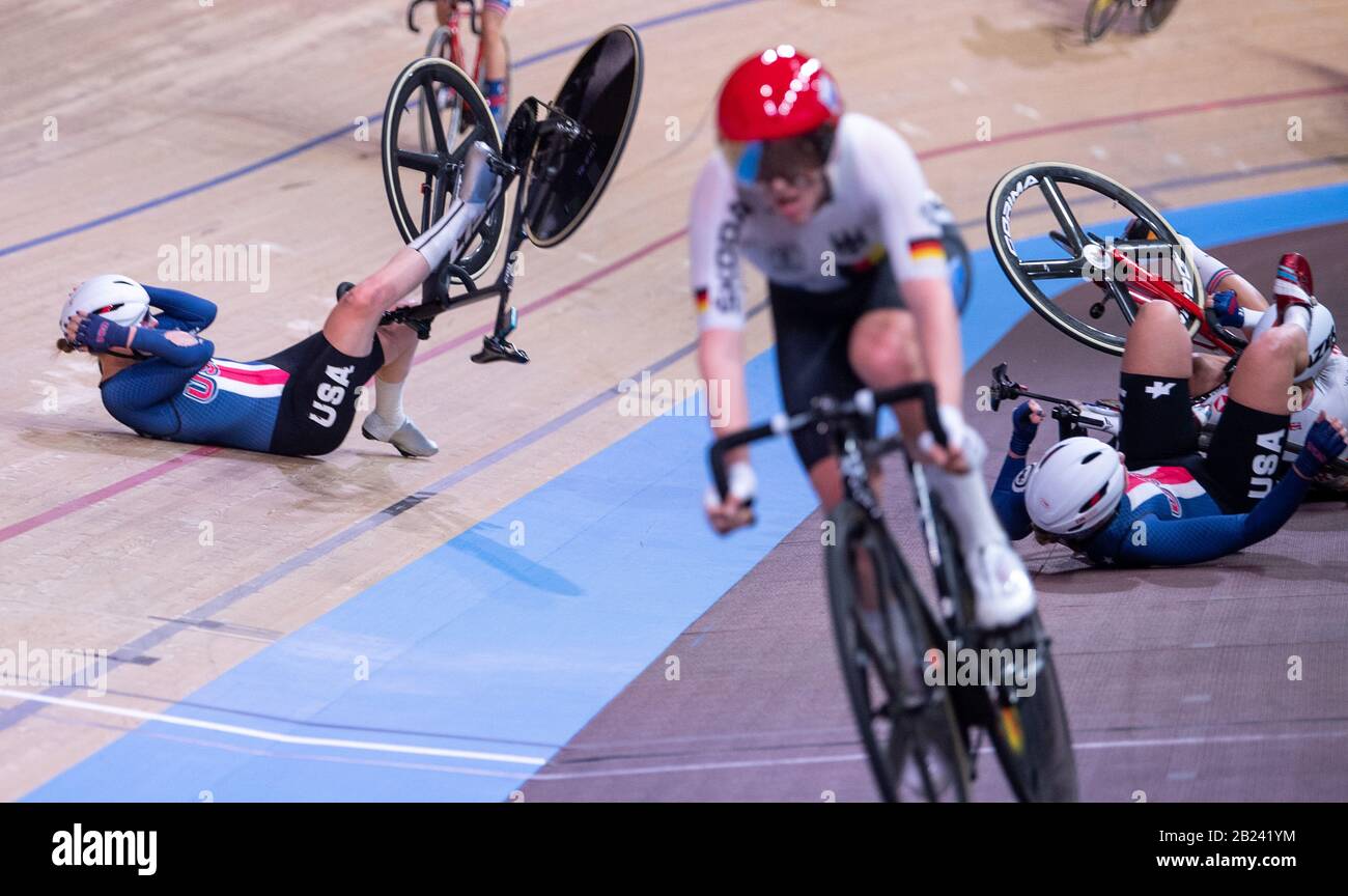 Berlin, Deutschland. Februar 2020. Radsport/Leichtathletik, Weltmeisterschaft: Madison, Frauen: Das Team aus den USA, Jennifer Valente und Megan Jastrab und Laura Kenny aus Großbritannien fallen. Credit: Sebastian Gollnow / dpa / Alamy Live News Stockfoto