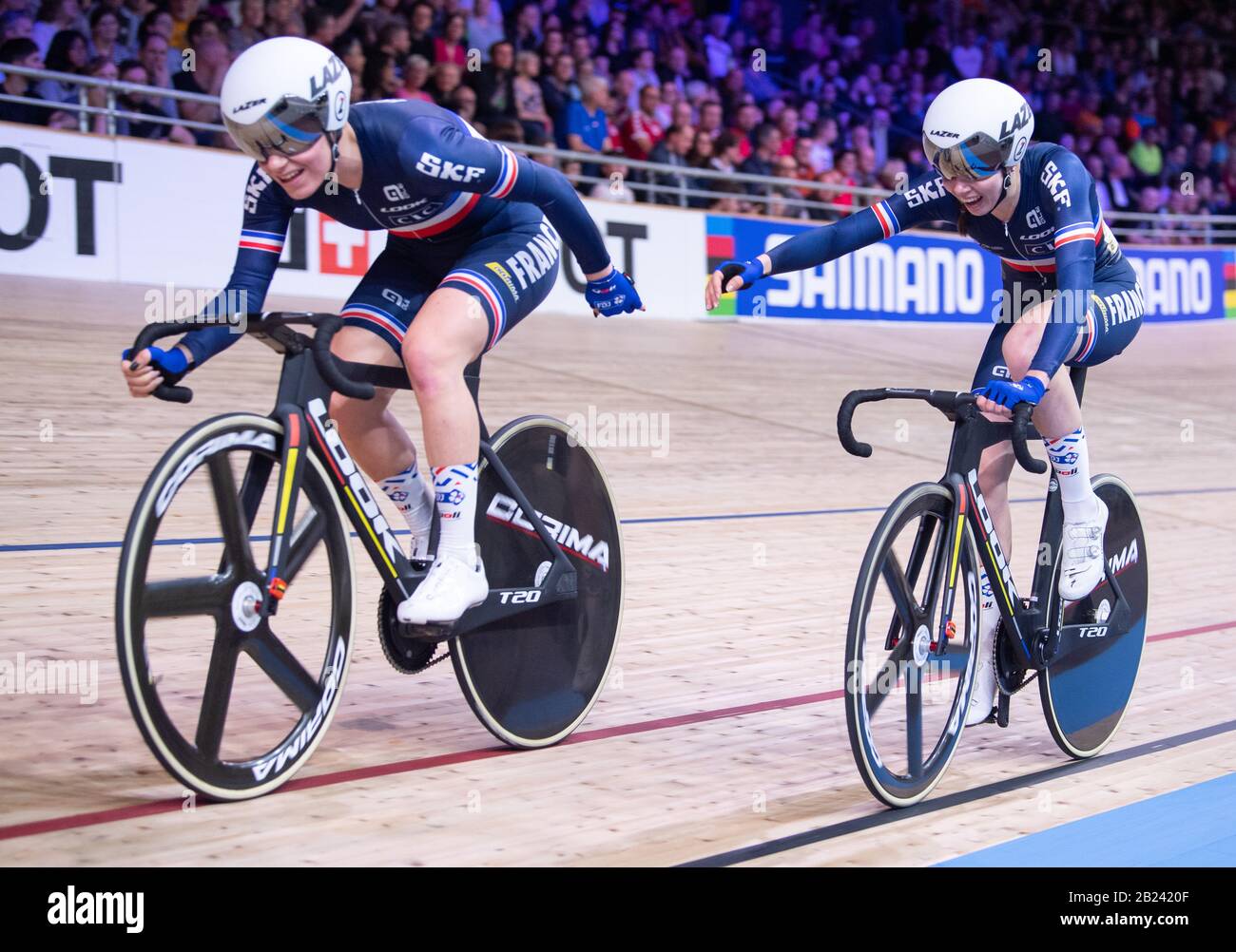Berlin, Deutschland. Februar 2020. Radsport/Leichtathletik, Weltmeisterschaft: Madison, Frauen: Das Team aus Frankreich, Clara Copponi und Marie le Net, hat einen Auswurfgriff. Credit: Sebastian Gollnow / dpa / Alamy Live News Stockfoto