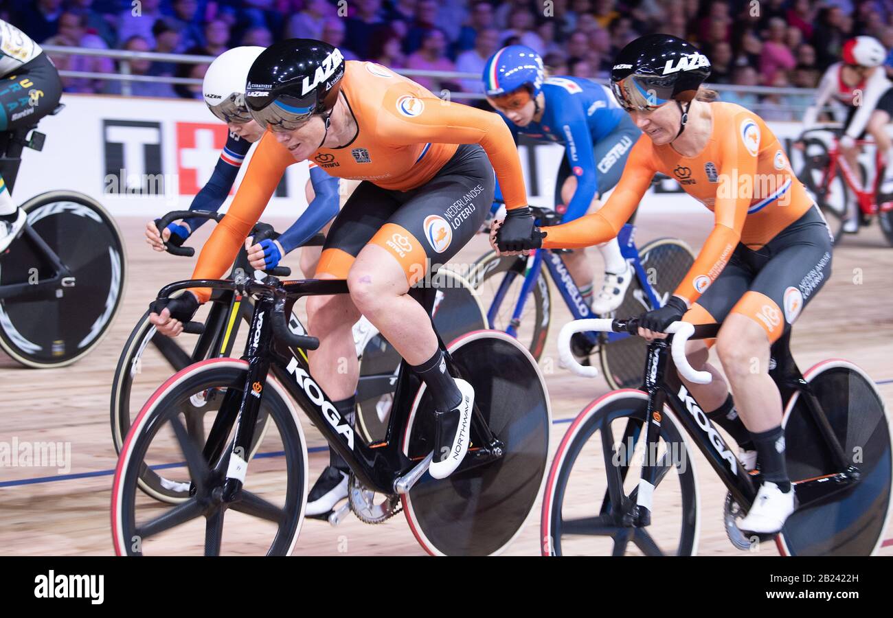 Berlin, Deutschland. Februar 2020. Radsport/Leichtathletik, Weltmeisterschaft: Madison, Frauen: Kirsten Wild aus den Niederlanden (l) und ihre Teamkollegin Amy Pieters machen einen Schleudergriff. Credit: Sebastian Gollnow / dpa / Alamy Live News Stockfoto