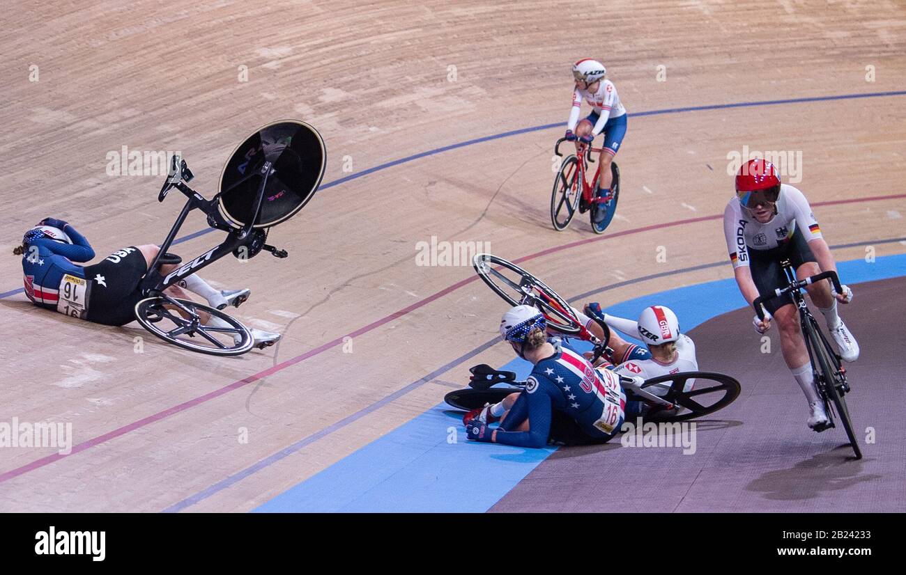 Berlin, Deutschland. Februar 2020. Radsport/Leichtathletik, Weltmeisterschaft: Madison, Frauen: Das Team aus den USA, Jennifer Valente und Megan Jastrab und Laura Kenny aus Großbritannien fallen. Rechts steht Lisa Klein. Credit: Sebastian Gollnow / dpa / Alamy Live News Stockfoto